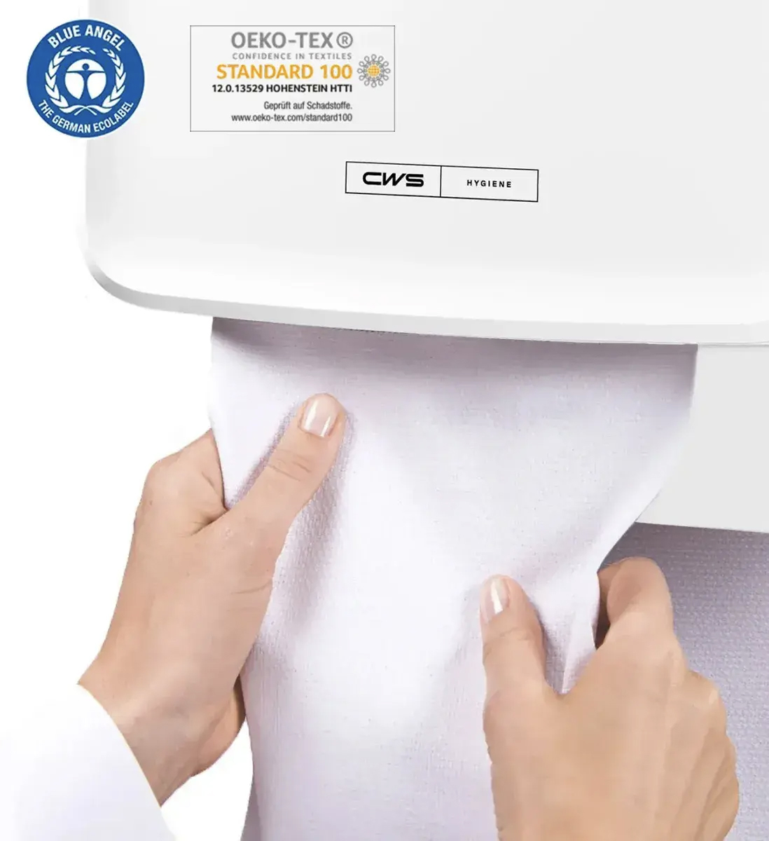 Nutzung des CWS PureLine Handtuchspenders. Der Spender ist mit dem Blauen Engel und dem Oeko-Tex Label zertifiziert.