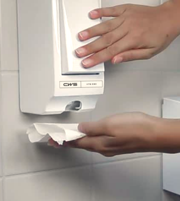 Nutzung eines CWS Toilettensitzreinigers SeatCleaner in weiß