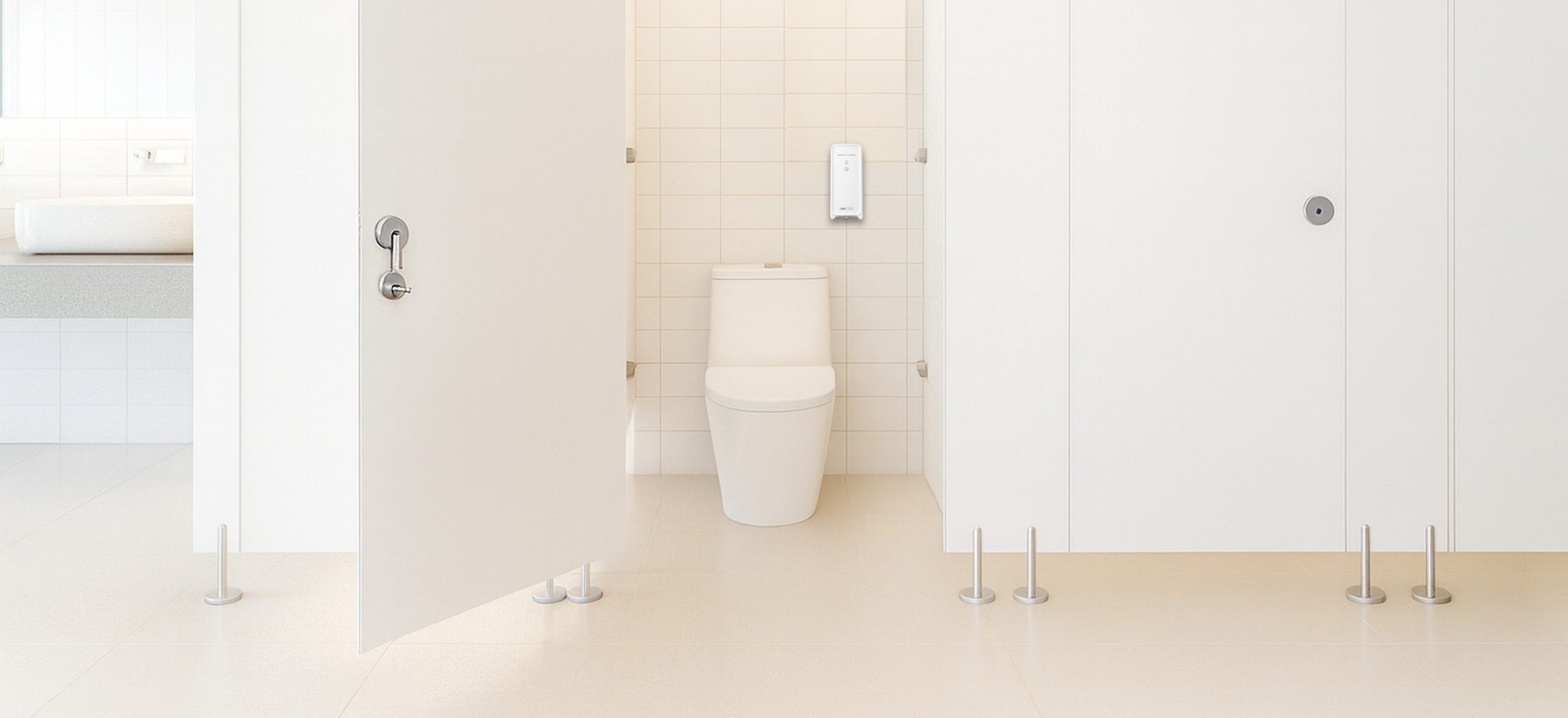 Heller weißer Waschraum mit CWS Toilettensitzreiniger an Wand