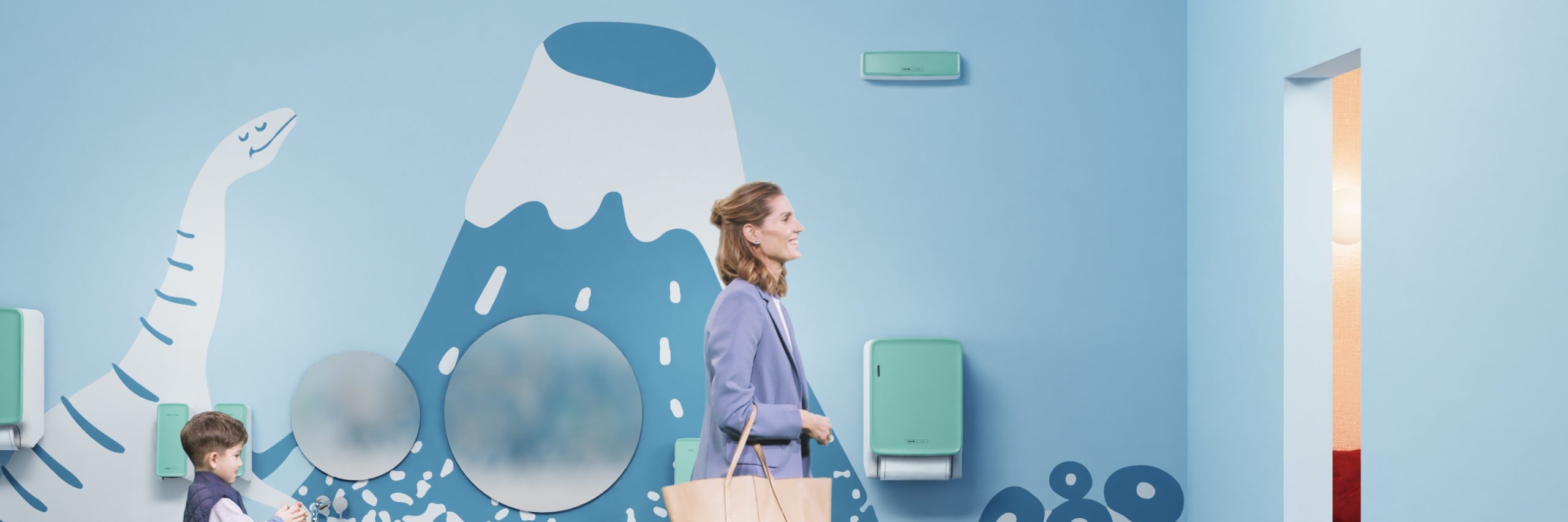 Kinderfreundlicher Waschraum mit CWS PureLine Hygieneaustattung in Mint