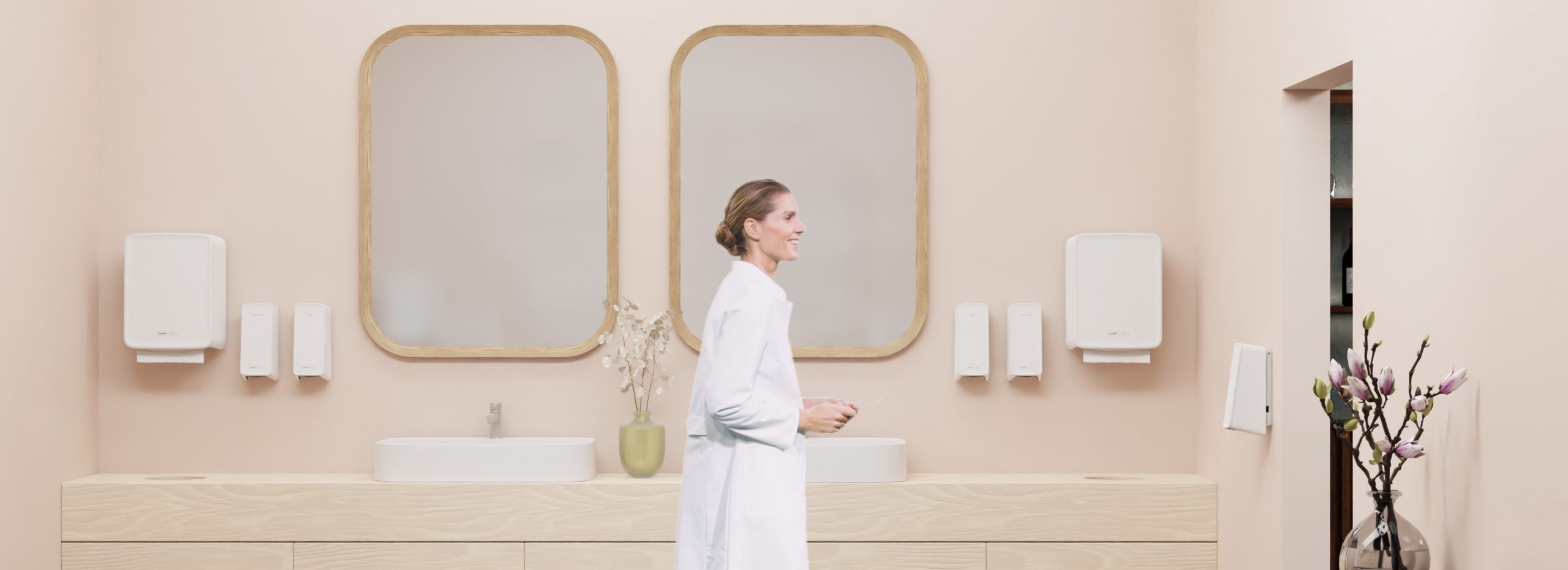 Ärtztin in einem hellen und nachhaltigen Waschraum. Der Waschraum ist mit Hygienespendern der CWS PureLine ausgestattet.