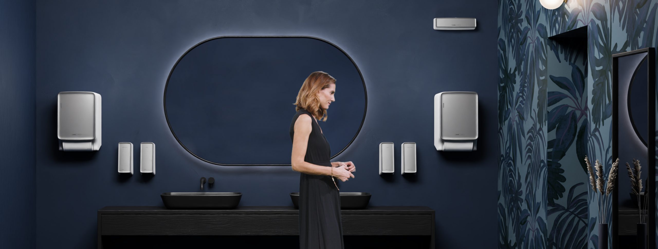 Frau in einem moderen und nachhaltigen Waschraum. Der Waschraum ist mit Hygienespendern der CWS PureLine ausgestattet.