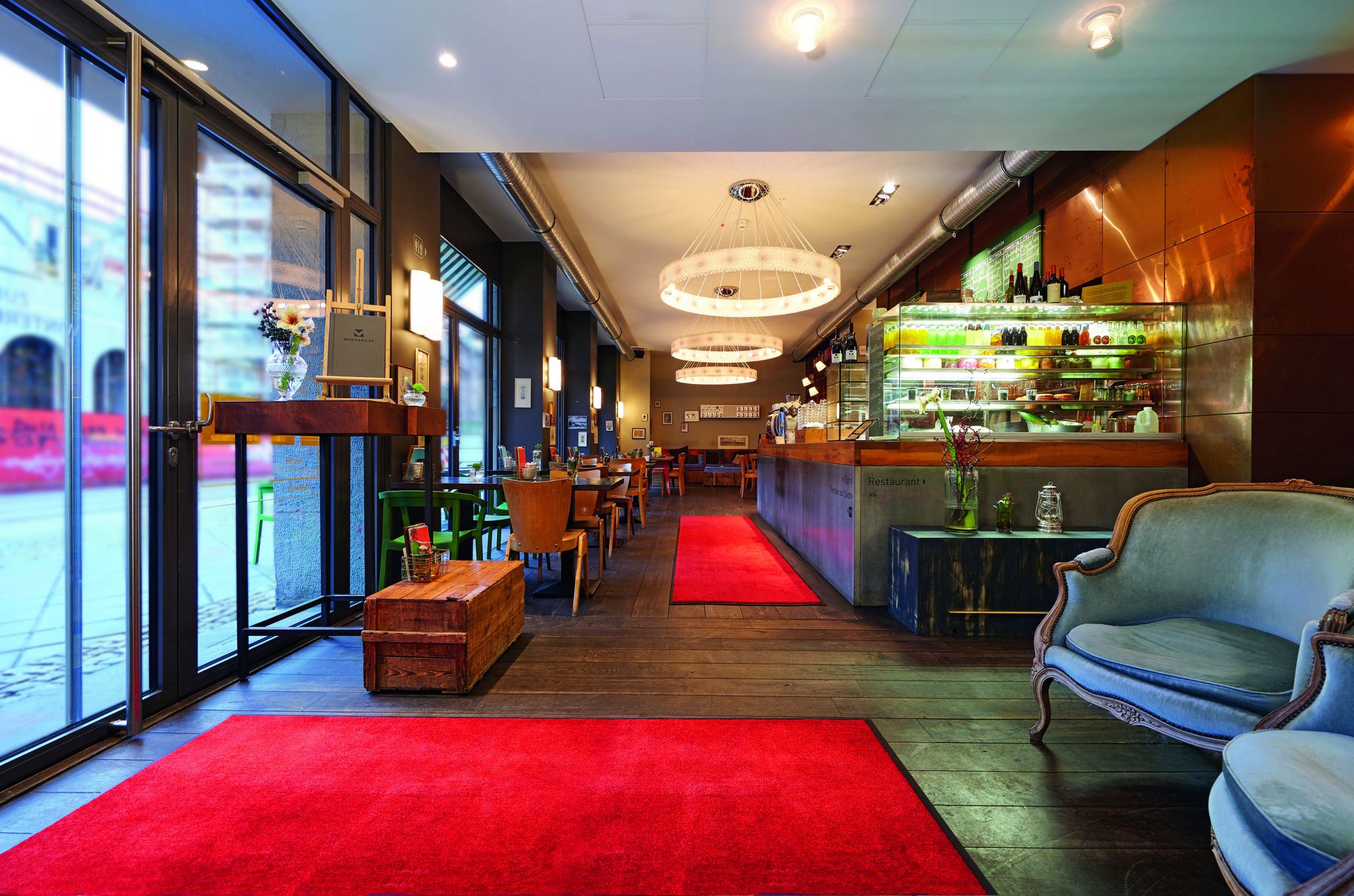 Rote Schmutzfangmatten in einem gemütlichen Cafe